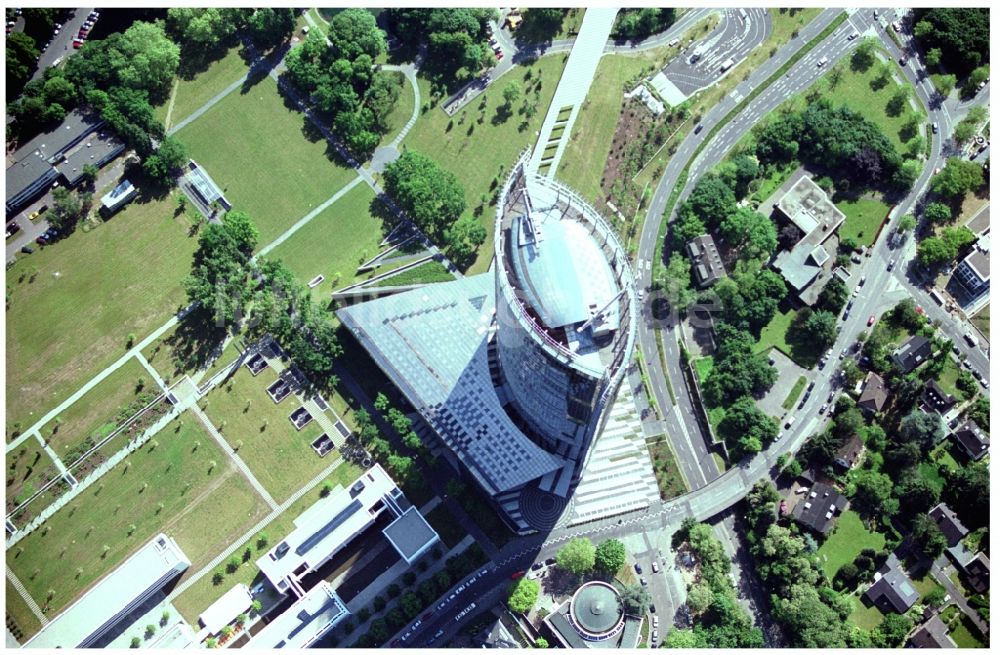 Bonn von oben - Büro- und Unternehmensverwaltungs- Hochhaus- Gebäude Post Tower in Bonn im Bundesland Nordrhein-Westfalen, Deutschland