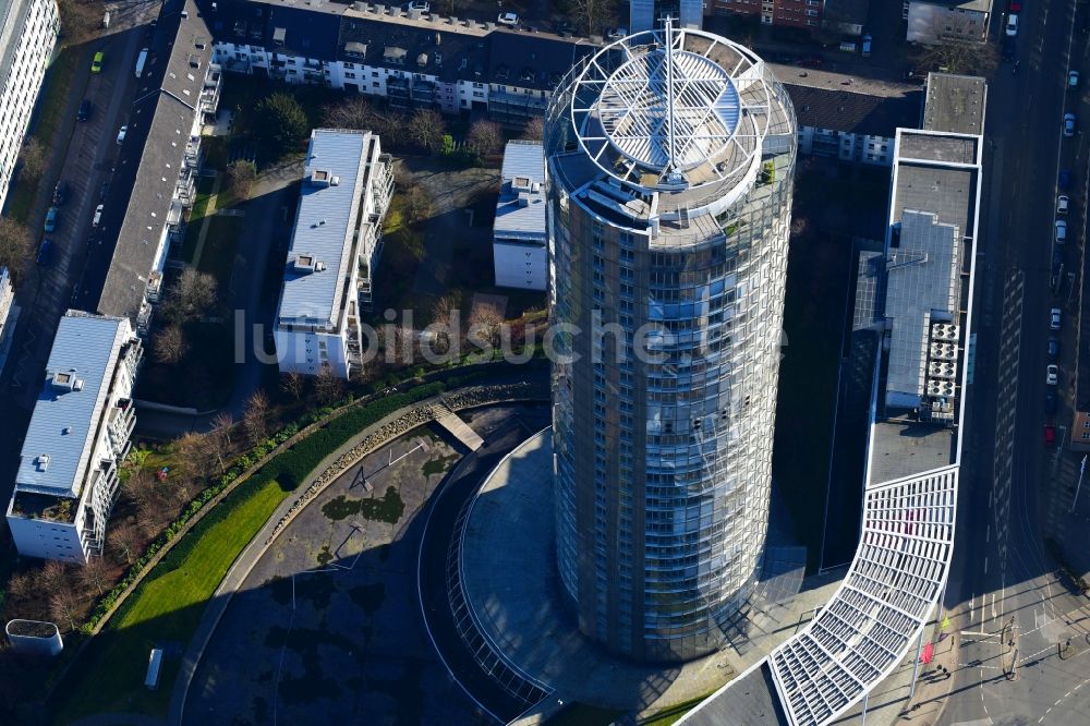 Essen von oben - Büro- und Unternehmensverwaltungs- Hochhaus- Gebäude RWE - Turm im Ortsteil Südviertel in Essen im Bundesland Nordrhein-Westfalen, Deutschland