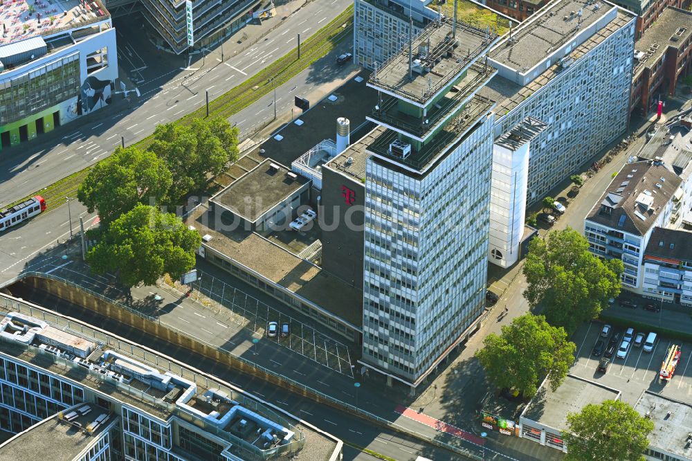 Köln aus der Vogelperspektive: Büro- und Unternehmensverwaltungs- Hochhaus- Gebäude der T-Systems International GmbH in Köln im Bundesland Nordrhein-Westfalen, Deutschland