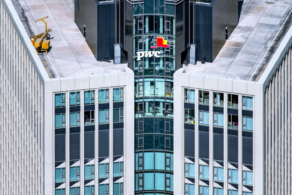 Frankfurt am Main aus der Vogelperspektive: Büro- und Unternehmensverwaltungs- Hochhaus- Gebäude des TOWER 185 an der Friedrich-Ebert-Anlage in Frankfurt am Main im Bundesland Hessen, Deutschland