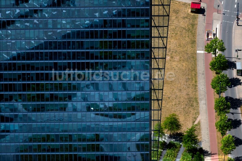 Bremen aus der Vogelperspektive: Büro- und Unternehmensverwaltungs- Hochhaus- Gebäude Weser Tower in Bremen, Deutschland