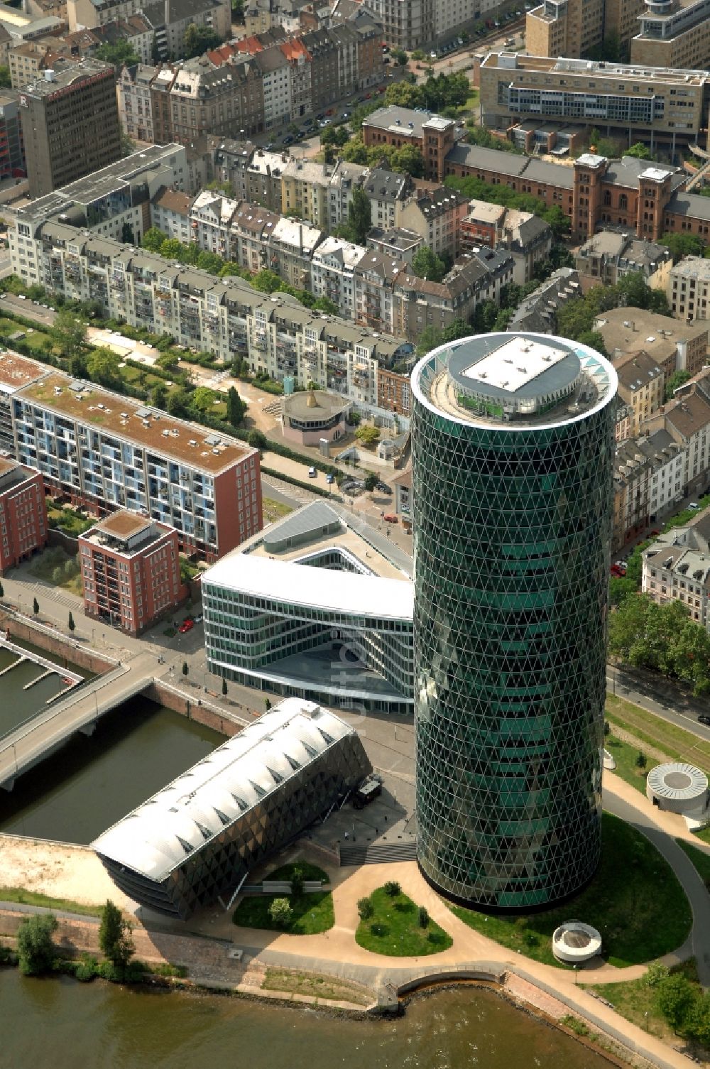 Luftaufnahme Frankfurt am Main - Büro- und Unternehmensverwaltungs- Hochhaus- Gebäude Westhafen Tower in Frankfurt am Main im Bundesland Hessen, Deutschland