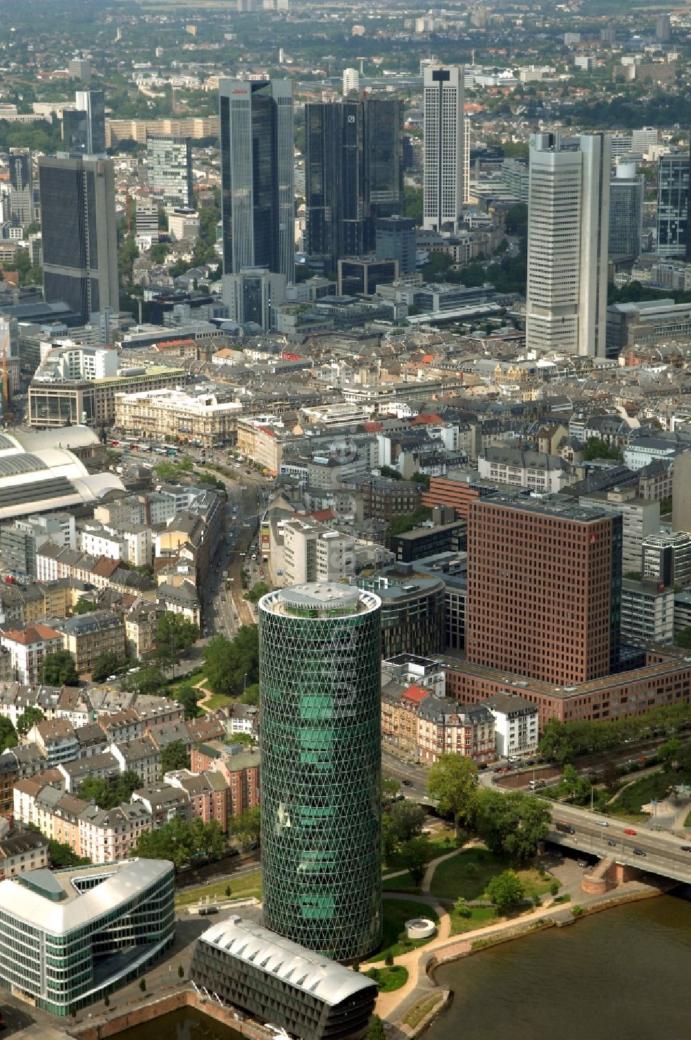 Luftaufnahme Frankfurt am Main - Büro- und Unternehmensverwaltungs- Hochhaus- Gebäude Westhafen Tower in Frankfurt am Main im Bundesland Hessen, Deutschland