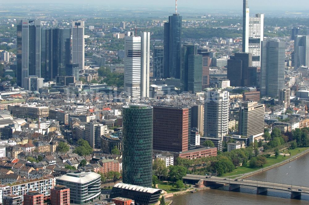 Frankfurt am Main von oben - Büro- und Unternehmensverwaltungs- Hochhaus- Gebäude Westhafen Tower in Frankfurt am Main im Bundesland Hessen, Deutschland