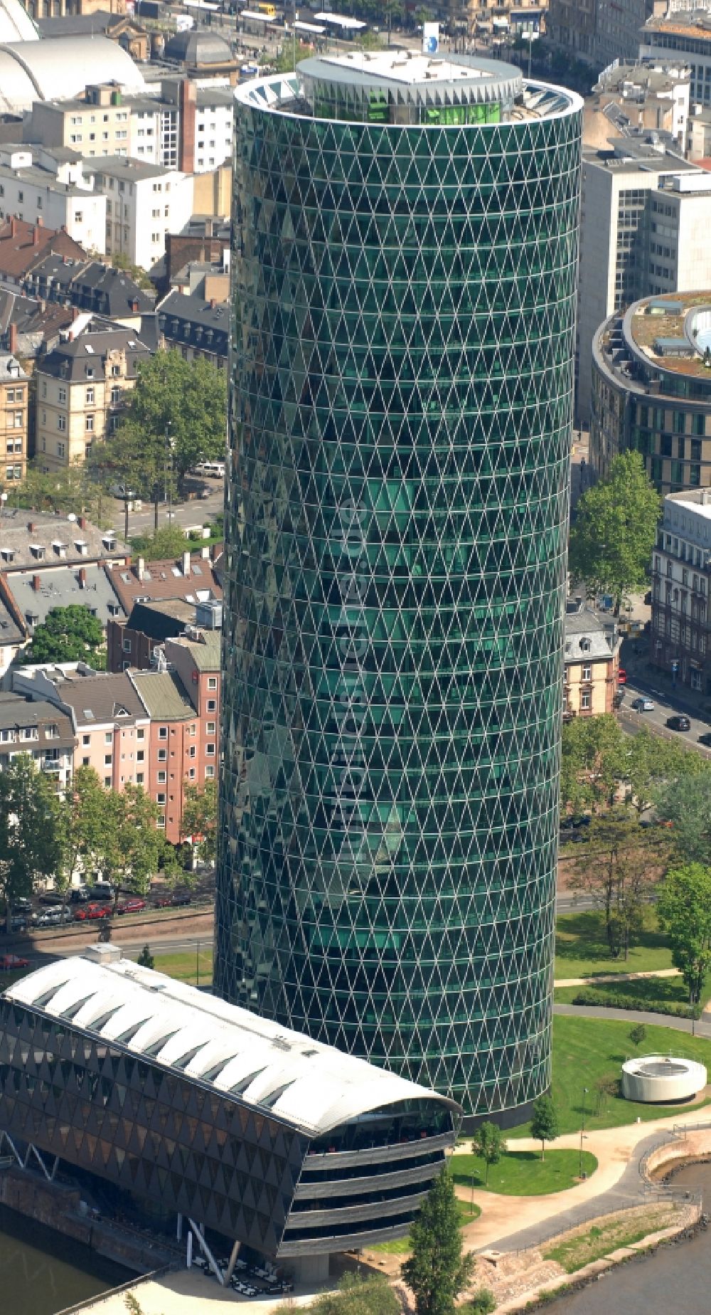 Luftaufnahme Frankfurt am Main - Büro- und Unternehmensverwaltungs- Hochhaus- Gebäude Westhafen Tower in Frankfurt am Main im Bundesland Hessen, Deutschland