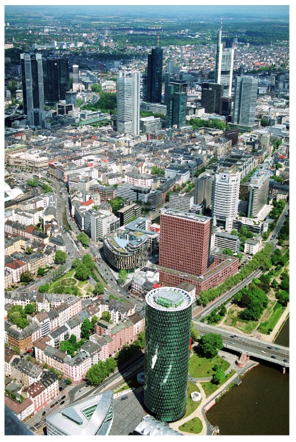 Luftbild Frankfurt am Main - Büro- und Unternehmensverwaltungs- Hochhaus- Gebäude Westhafen Tower in Frankfurt am Main im Bundesland Hessen, Deutschland