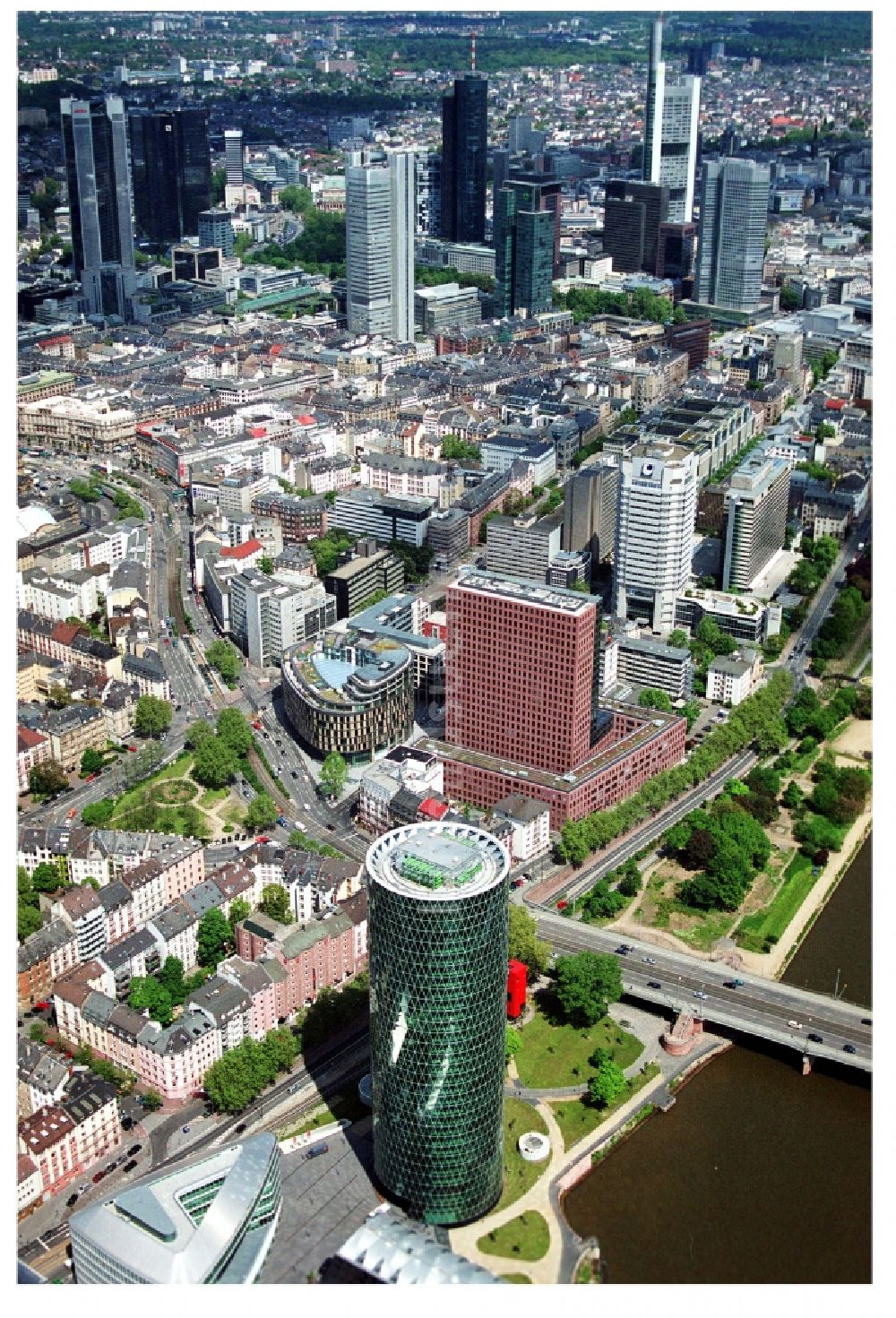 Luftaufnahme Frankfurt am Main - Büro- und Unternehmensverwaltungs- Hochhaus- Gebäude Westhafen Tower in Frankfurt am Main im Bundesland Hessen, Deutschland