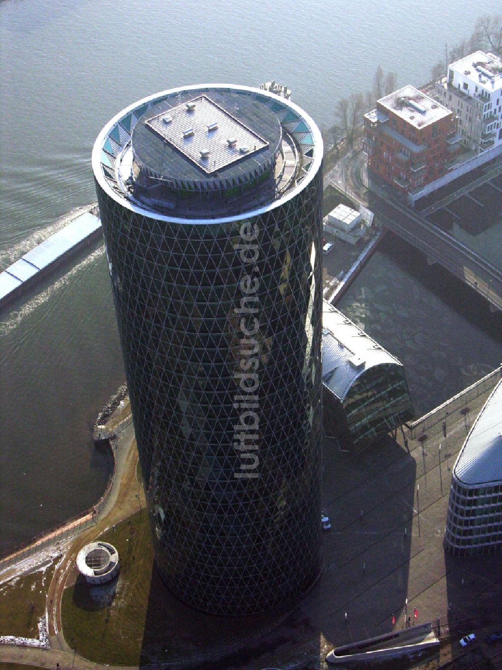 Frankfurt am Main von oben - Büro- und Unternehmensverwaltungs- Hochhaus- Gebäude Westhafen Tower in Frankfurt am Main im Bundesland Hessen, Deutschland