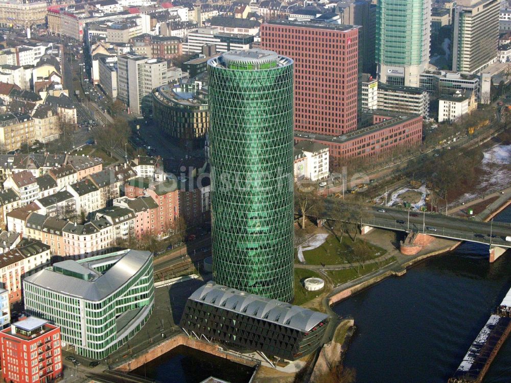 Frankfurt am Main aus der Vogelperspektive: Büro- und Unternehmensverwaltungs- Hochhaus- Gebäude Westhafen Tower in Frankfurt am Main im Bundesland Hessen, Deutschland