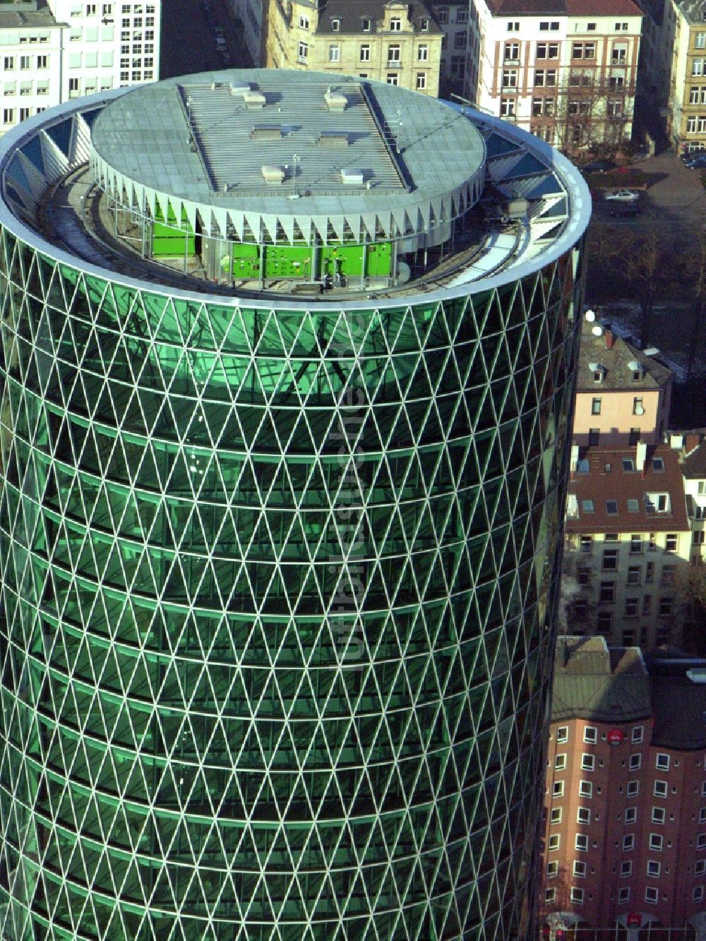 Luftaufnahme Frankfurt am Main - Büro- und Unternehmensverwaltungs- Hochhaus- Gebäude Westhafen Tower in Frankfurt am Main im Bundesland Hessen, Deutschland