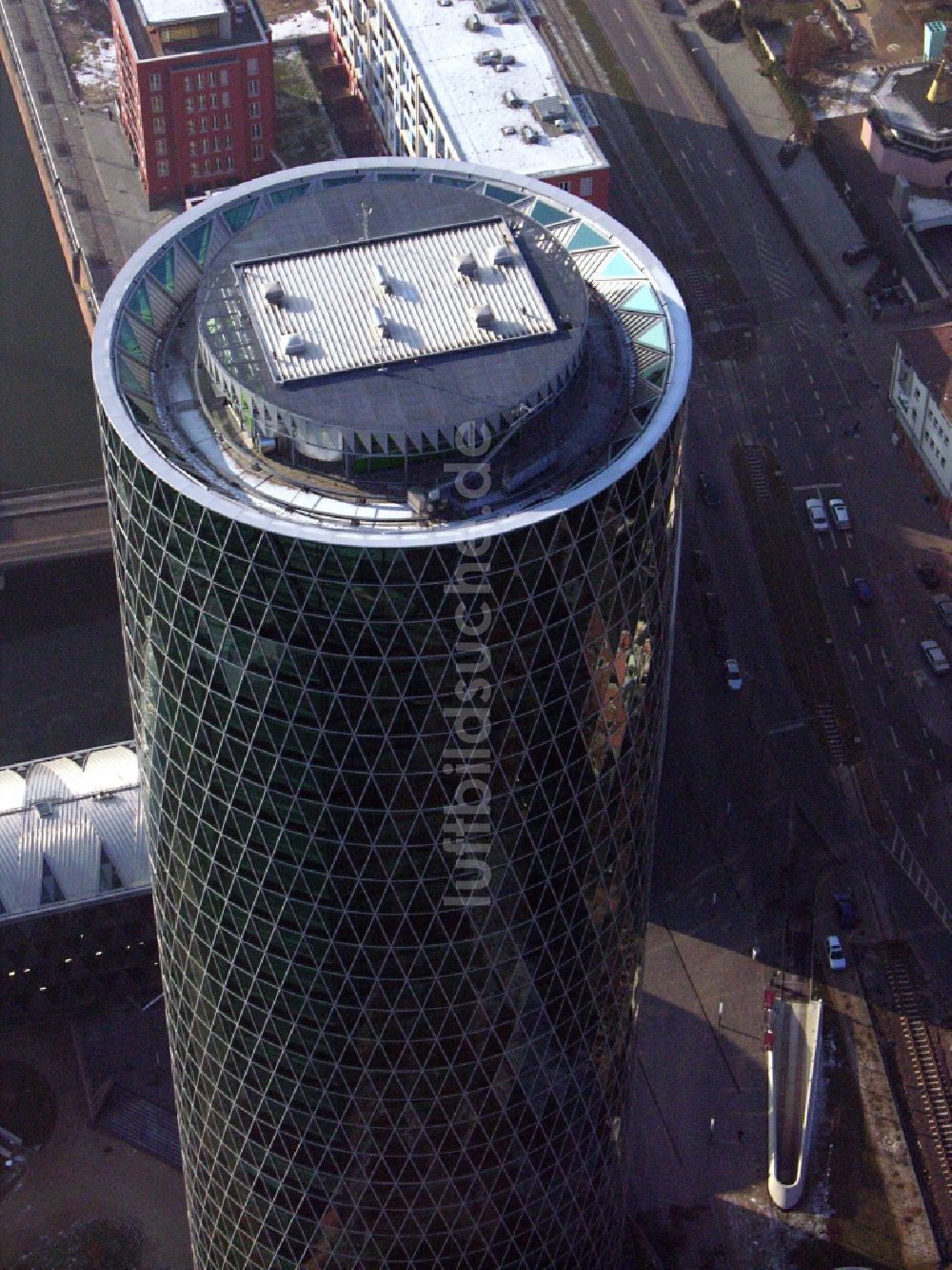 Frankfurt am Main von oben - Büro- und Unternehmensverwaltungs- Hochhaus- Gebäude Westhafen Tower in Frankfurt am Main im Bundesland Hessen, Deutschland