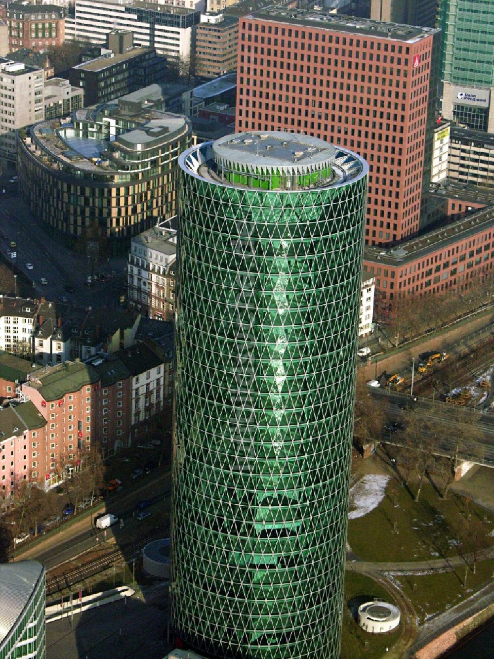 Luftbild Frankfurt am Main - Büro- und Unternehmensverwaltungs- Hochhaus- Gebäude Westhafen Tower in Frankfurt am Main im Bundesland Hessen, Deutschland