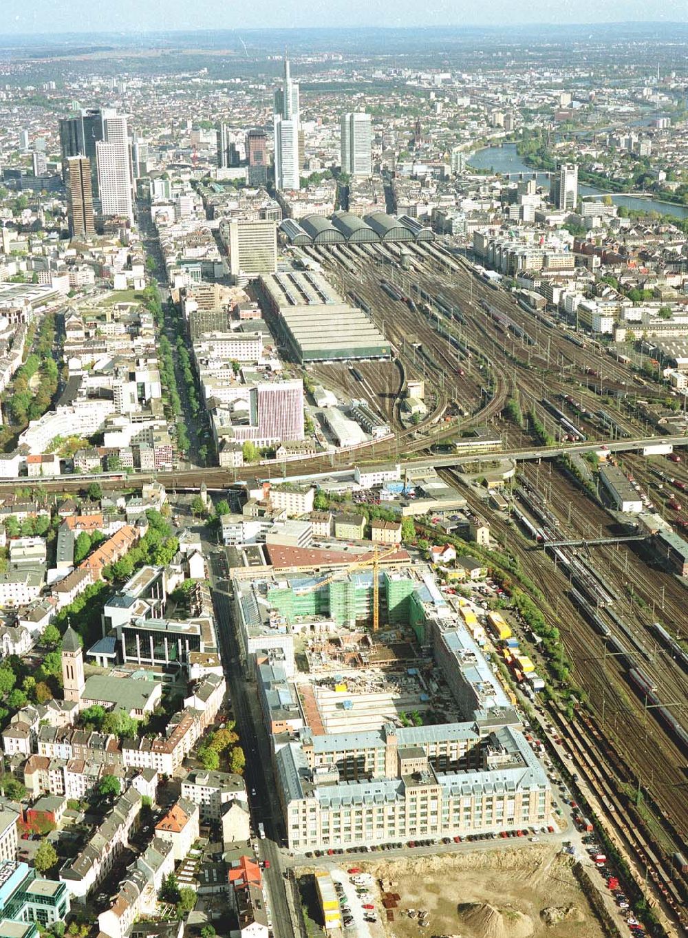 Frankfurt am Main von oben - Büro- und Verwaltungsbau Galluspark am Frankfurter Hauptbahnhof