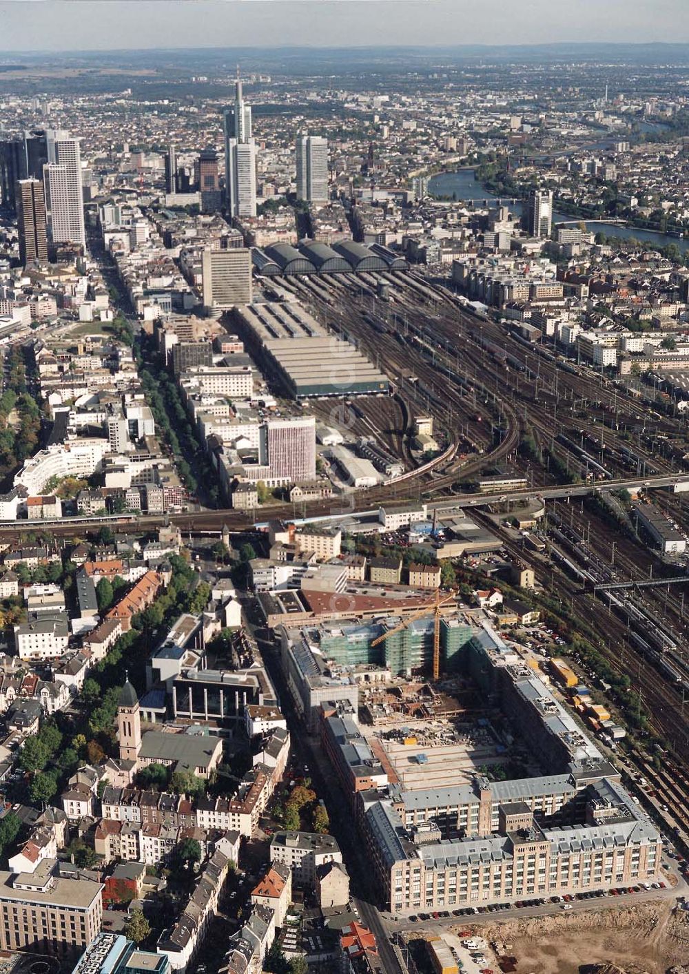 Frankfurt am Main von oben - Büro- und Verwaltungsbau Galluspark am Frankfurter Hauptbahnhof