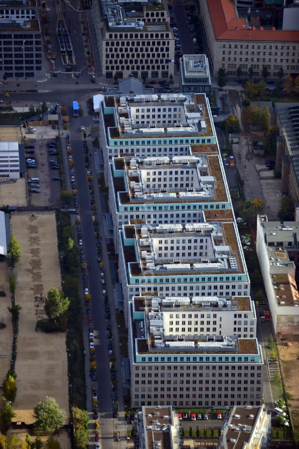 Berlin aus der Vogelperspektive: Büro- und Verwaltungsgebäude Stettiner Carree am Nordbahnhof an der Caroline-Michaelis-Straße in Berlin - Mitte