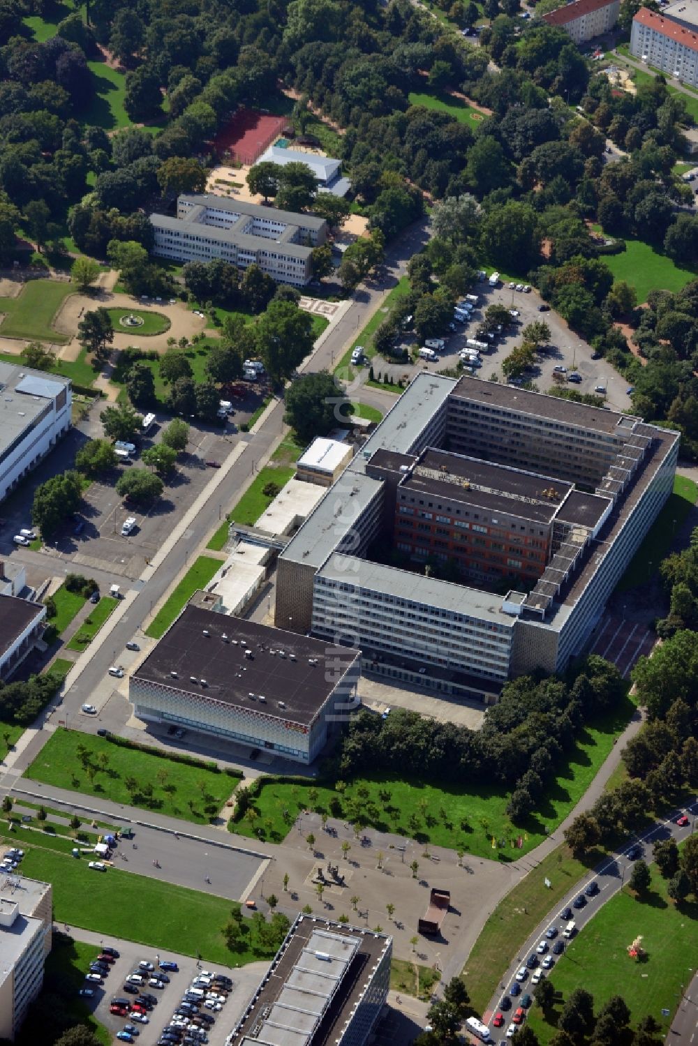 Dresden aus der Vogelperspektive: Büro- und Wirtschafts- Gebäude in der Zinzendorfstraße in Dresden in Sachsen