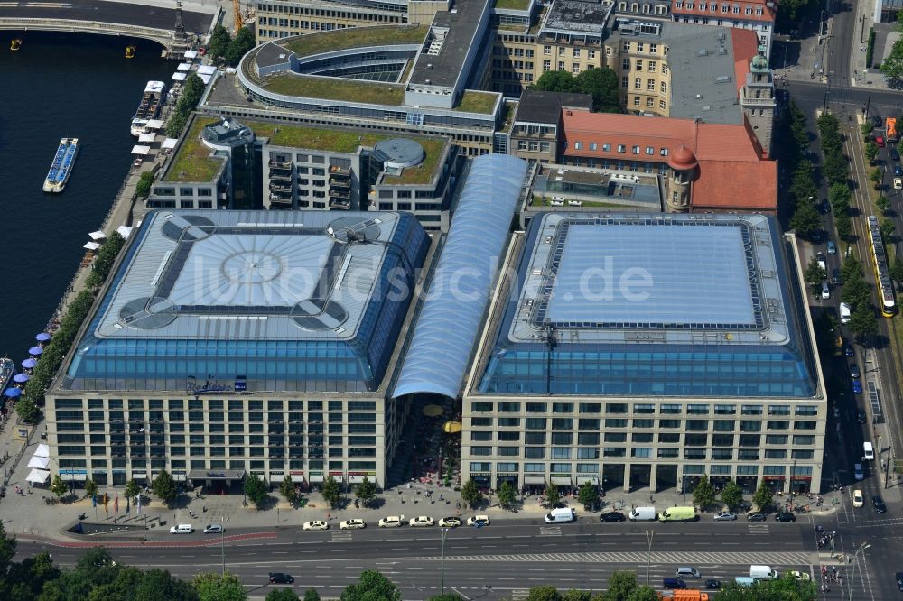 Berlin Mitte aus der Vogelperspektive: Büro-, Wohn- und Geschäftshausensemble Cityquartier Domaquaree Berlin im Stadtzentrum am Ufer der Spree im Stadtbezirk Mitte von Berlin