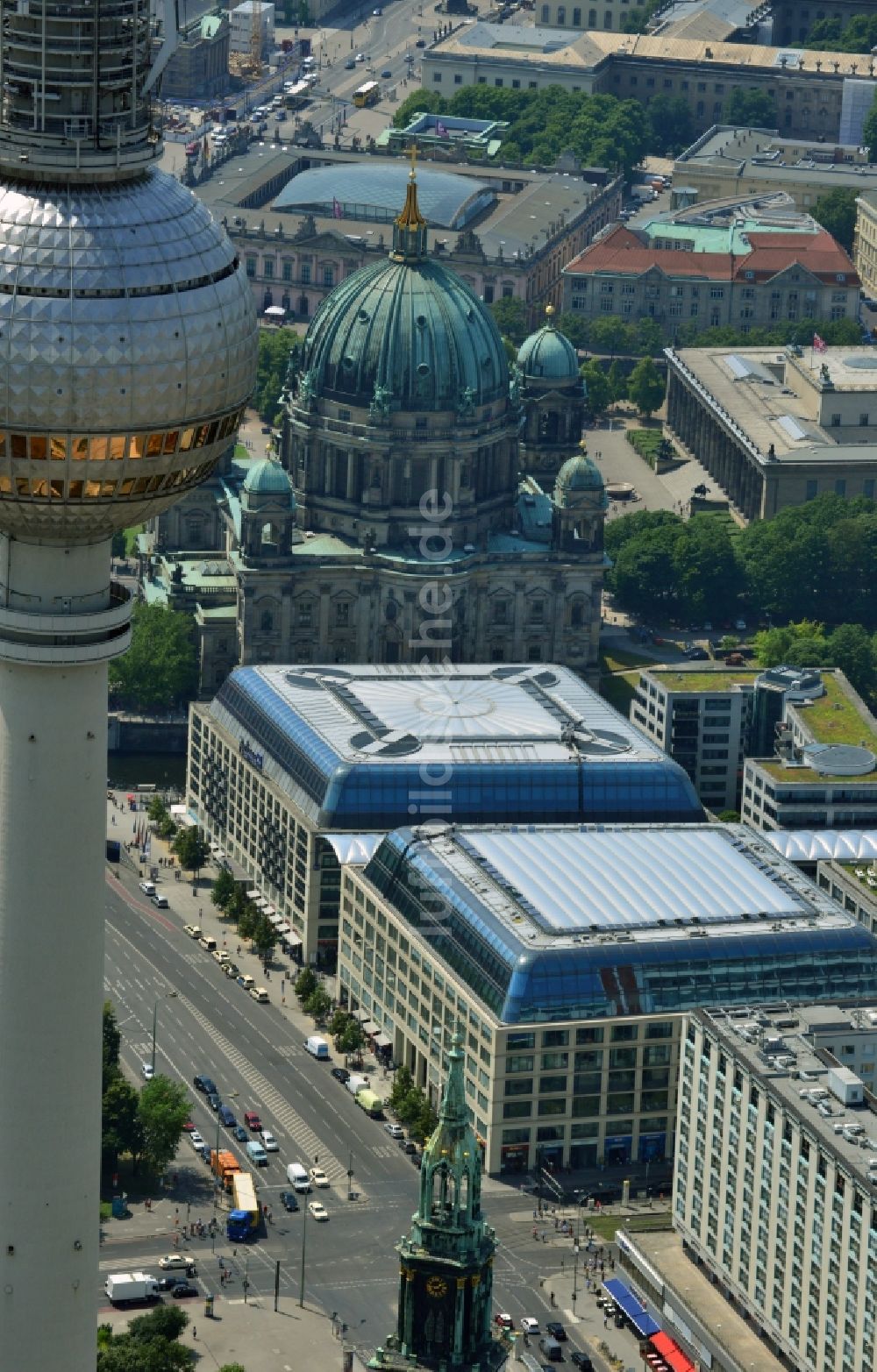 Berlin Mitte von oben - Büro-, Wohn- und Geschäftshausensemble Cityquartier Domaquaree Berlin im Stadtzentrum am Ufer der Spree im Stadtbezirk Mitte von Berlin