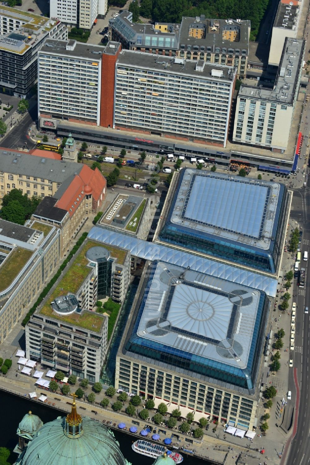 Berlin Mitte von oben - Büro-, Wohn- und Geschäftshausensemble Cityquartier Domaquaree Berlin im Stadtzentrum am Ufer der Spree im Stadtbezirk Mitte von Berlin