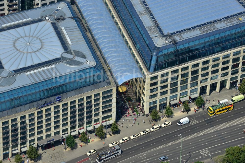 Luftbild Berlin Mitte - Büro-, Wohn- und Geschäftshausensemble Cityquartier Domaquaree Berlin im Stadtzentrum am Ufer der Spree im Stadtbezirk Mitte von Berlin