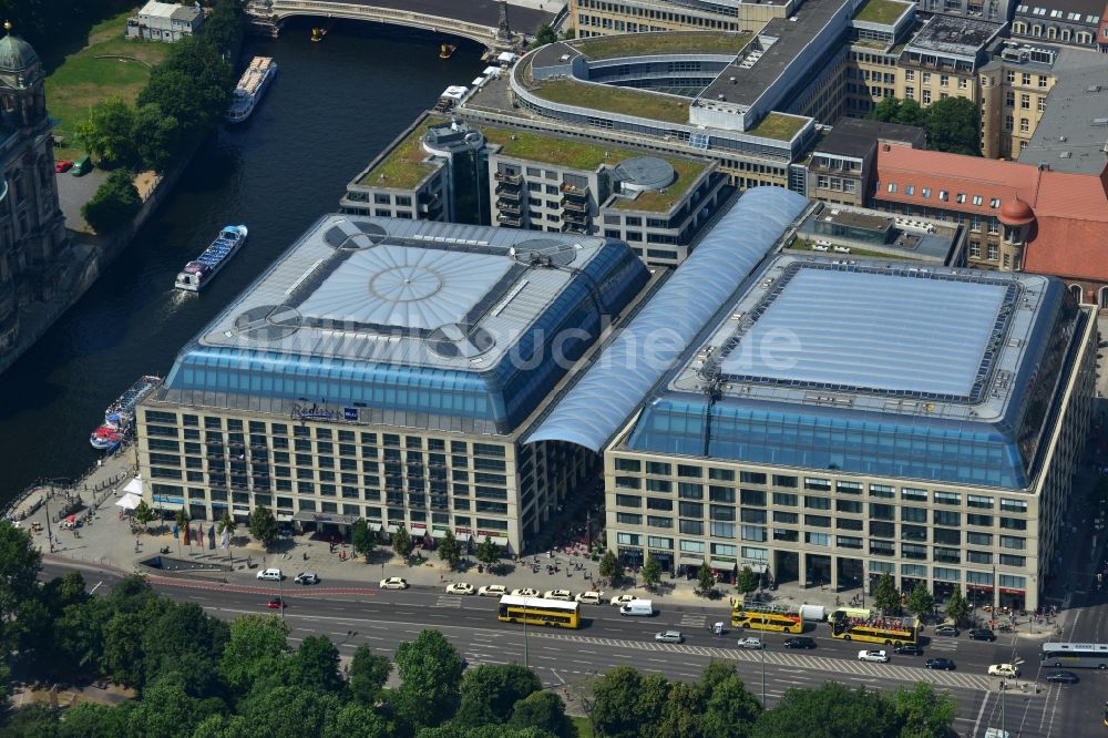 Berlin Mitte aus der Vogelperspektive: Büro-, Wohn- und Geschäftshausensemble Cityquartier Domaquaree Berlin im Stadtzentrum am Ufer der Spree im Stadtbezirk Mitte von Berlin