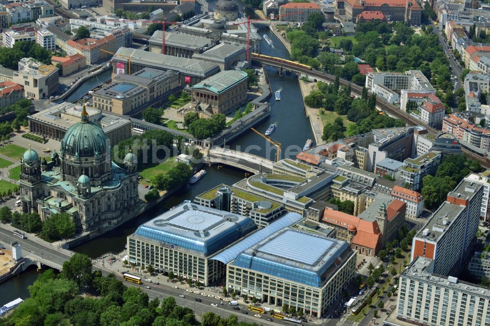 Luftbild Berlin Mitte - Büro-, Wohn- und Geschäftshausensemble Cityquartier Domaquaree Berlin im Stadtzentrum am Ufer der Spree im Stadtbezirk Mitte von Berlin