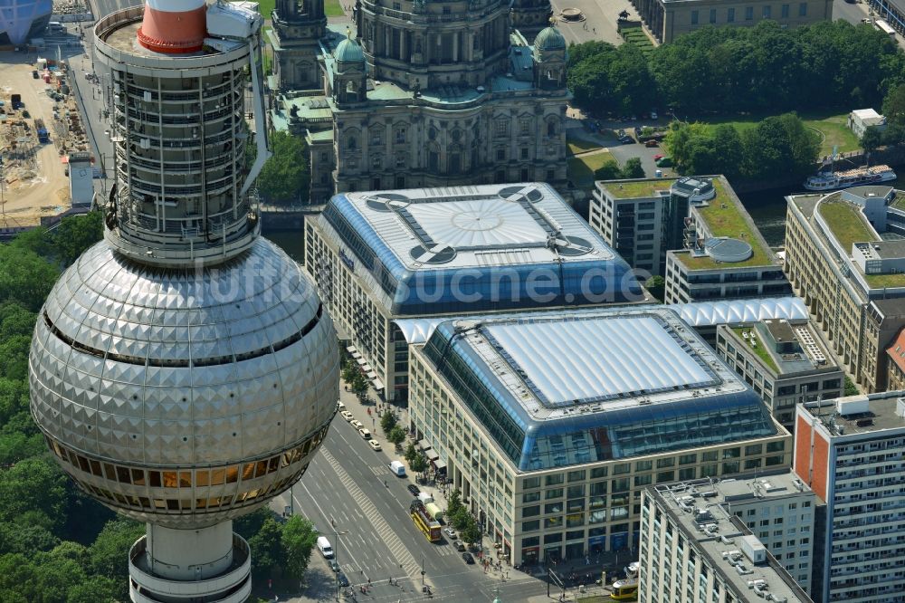 Luftaufnahme Berlin Mitte - Büro-, Wohn- und Geschäftshausensemble Cityquartier Domaquaree Berlin im Stadtzentrum am Ufer der Spree im Stadtbezirk Mitte von Berlin