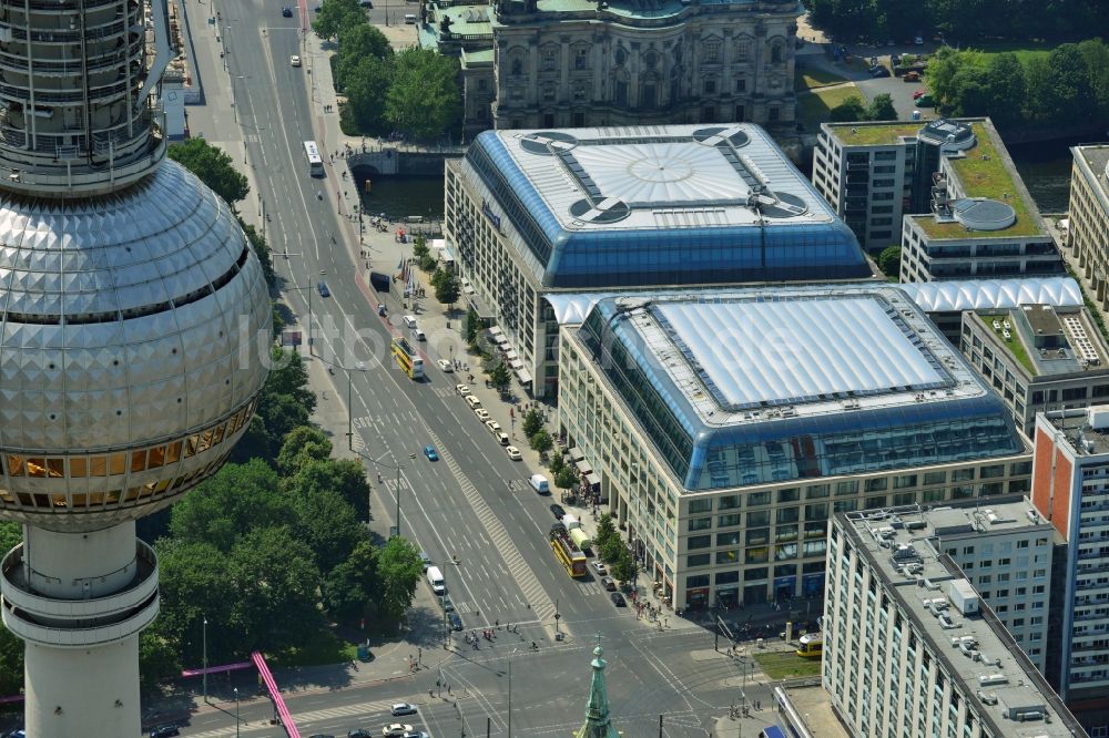 Berlin Mitte von oben - Büro-, Wohn- und Geschäftshausensemble Cityquartier Domaquaree Berlin im Stadtzentrum am Ufer der Spree im Stadtbezirk Mitte von Berlin