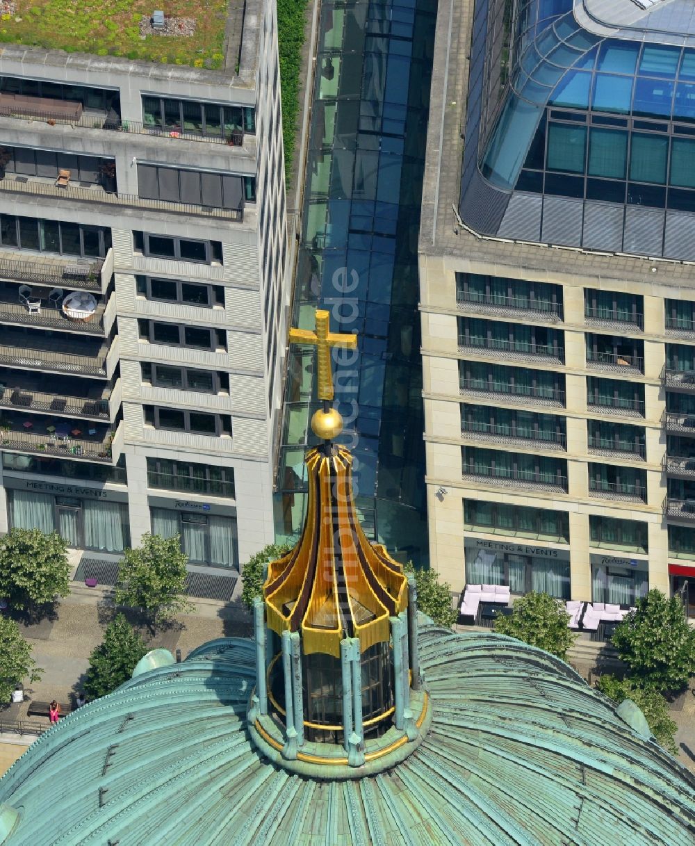 Berlin Mitte aus der Vogelperspektive: Büro-, Wohn- und Geschäftshausensemble Cityquartier Domaquaree Berlin im Stadtzentrum am Ufer der Spree im Stadtbezirk Mitte von Berlin