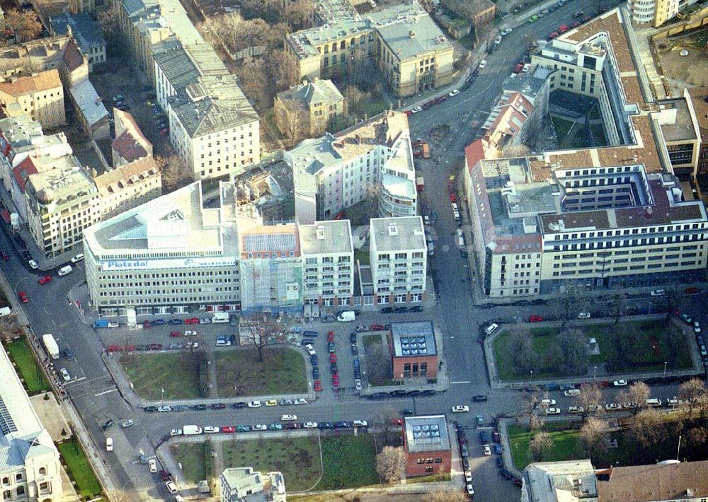 Berlin aus der Vogelperspektive: Büro- und Wohnhauskomplex der BAYERISCHEN HAUSBAU an der Invalidenstraße / Hannoversche Straße mit den beiden Torhäusern zur Charite