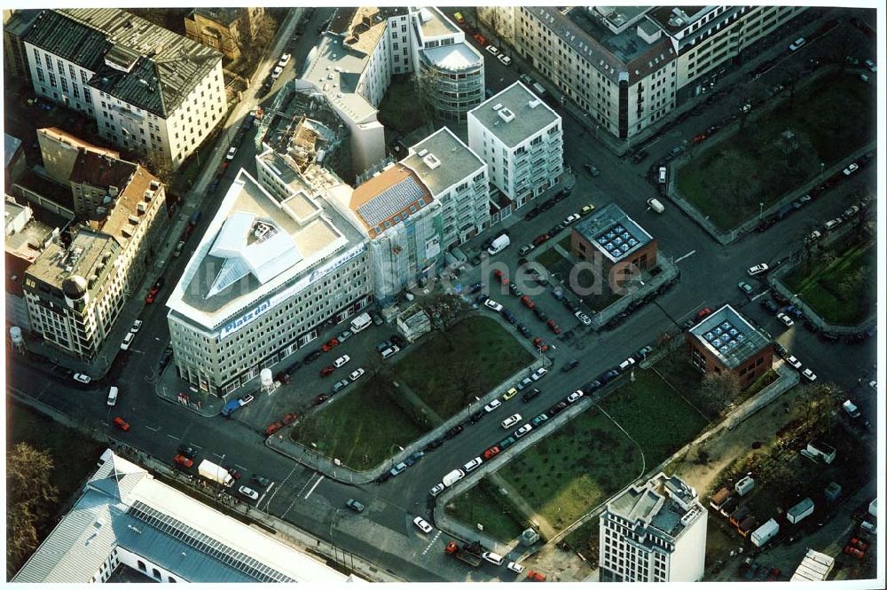 Luftbild Berlin - Büro- und Wohnhauskomplex der BAYERISCHEN HAUSBAU an der Invalidenstraße / Hannoversche Straße mit den beiden Torhäusern zur Charite