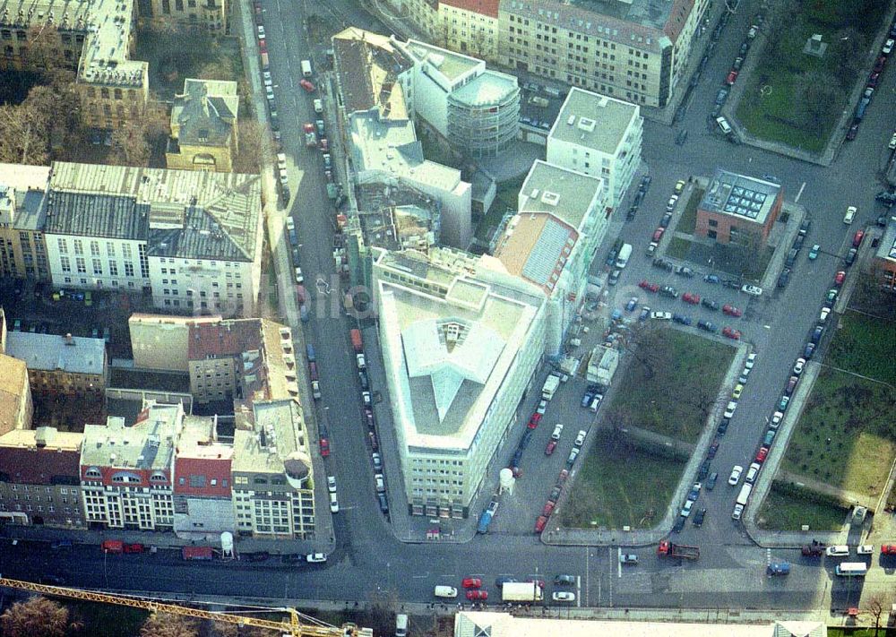 Luftaufnahme Berlin - Büro- und Wohnhauskomplex der BAYERISCHEN HAUSBAU an der Invalidenstraße / Hannoversche Straße mit den beiden Torhäusern zur Charite