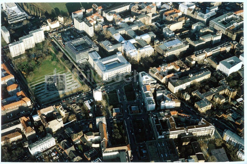 Berlin aus der Vogelperspektive: Büro- und Wohnhauskomplex der BAYERISCHEN HAUSBAU an der Invalidenstraße / Hannoversche Straße mit den beiden Torhäusern zur Charite