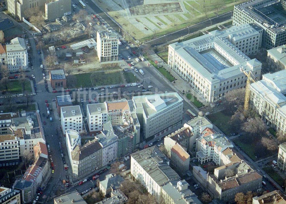 Luftbild Berlin - Büro- und Wohnhauskomplex der BAYERISCHEN HAUSBAU an der Invalidenstraße / Hannoversche Straße mit den beiden Torhäusern zur Charite