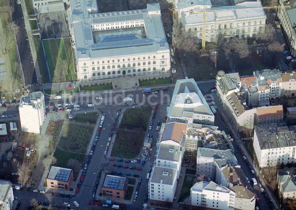 Luftaufnahme Berlin - Büro- und Wohnhauskomplex der BAYERISCHEN HAUSBAU an der Invalidenstraße / Hannoversche Straße mit den beiden Torhäusern zur Charite