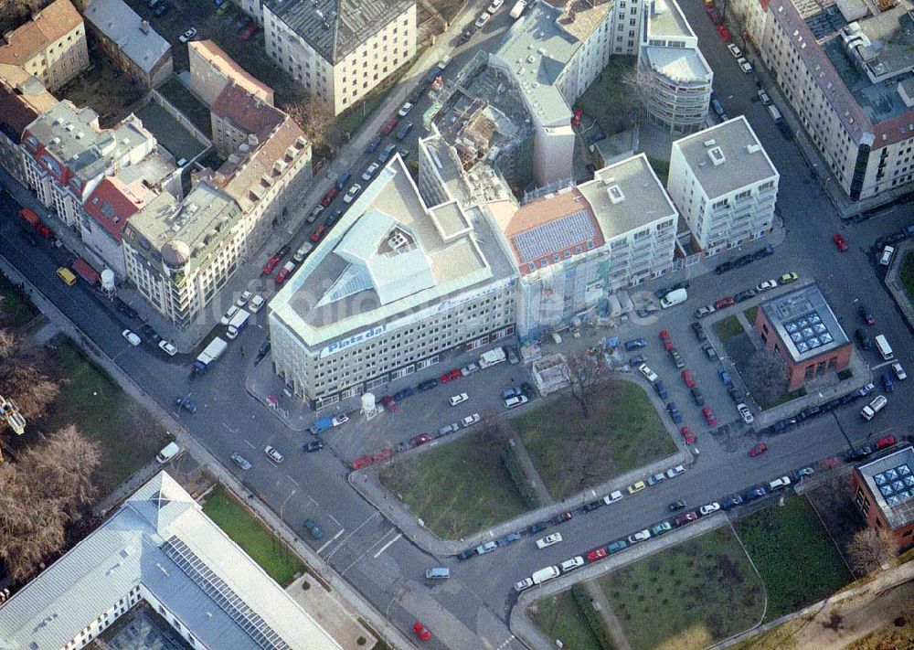 Berlin von oben - Büro- und Wohnhauskomplex der BAYERISCHEN HAUSBAU an der Invalidenstraße / Hannoversche Straße mit den beiden Torhäusern zur Charite