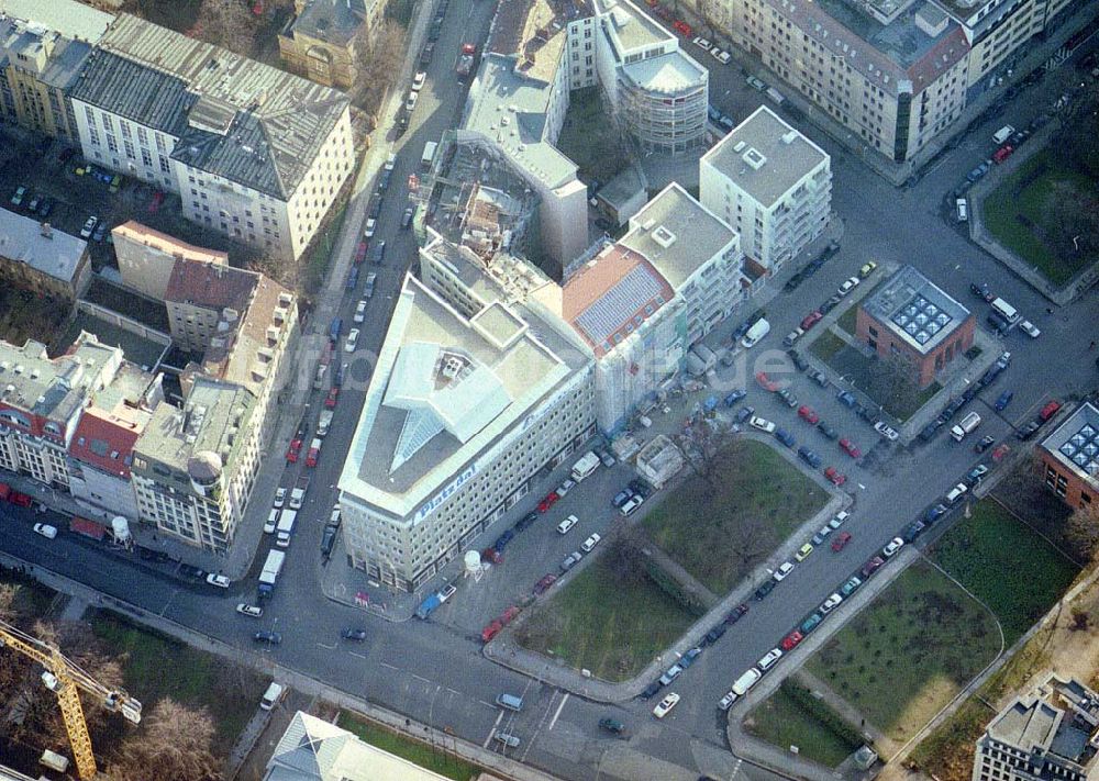 Berlin aus der Vogelperspektive: Büro- und Wohnhauskomplex der BAYERISCHEN HAUSBAU an der Invalidenstraße / Hannoversche Straße mit den beiden Torhäusern zur Charite