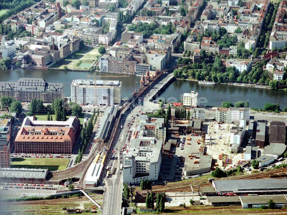 Berlin - Friedrichshain von oben - Büro- und Wohnviertel an der Warschauer Straße / Oberbaumbrücke in Berlin - Friedrichshain.