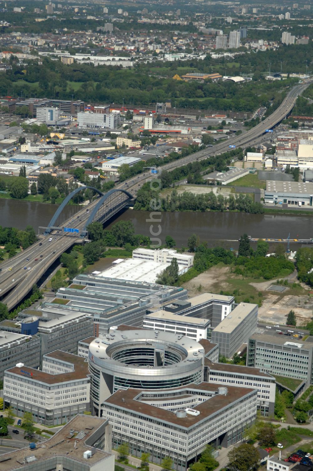 Luftbild Offenbach am Main - Bürogebaude des Geschaftshauses Omegahaus in Offenbach am Main im Bundesland Hessen, Deutschland