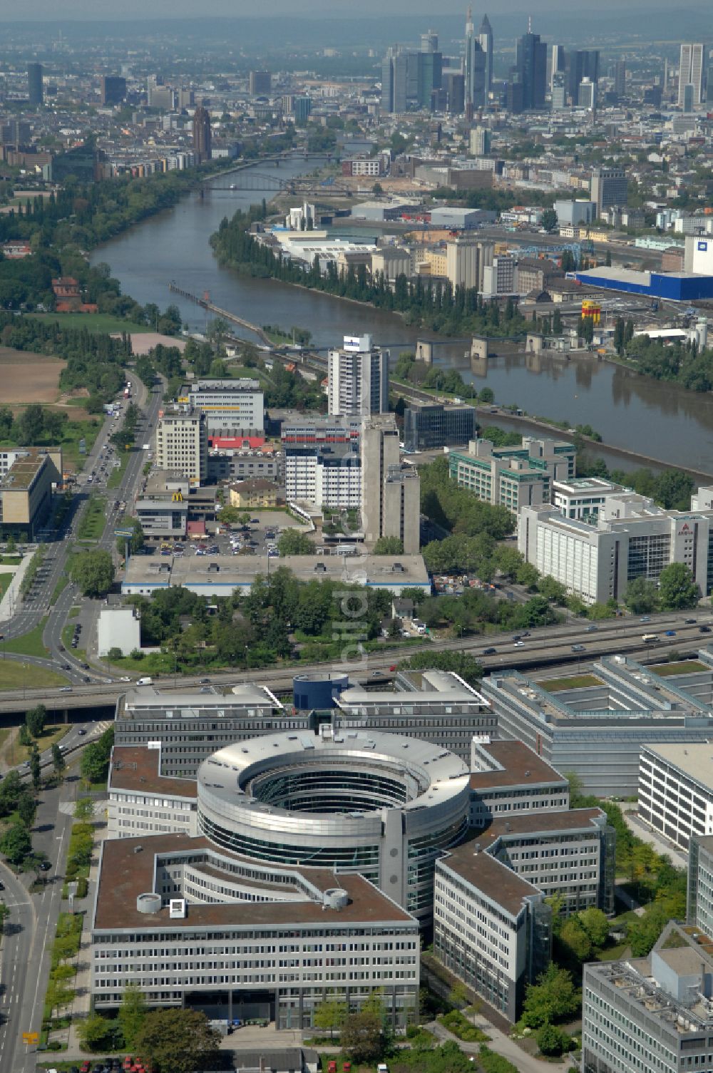 Luftaufnahme Offenbach am Main - Bürogebaude des Geschaftshauses Omegahaus in Offenbach am Main im Bundesland Hessen, Deutschland