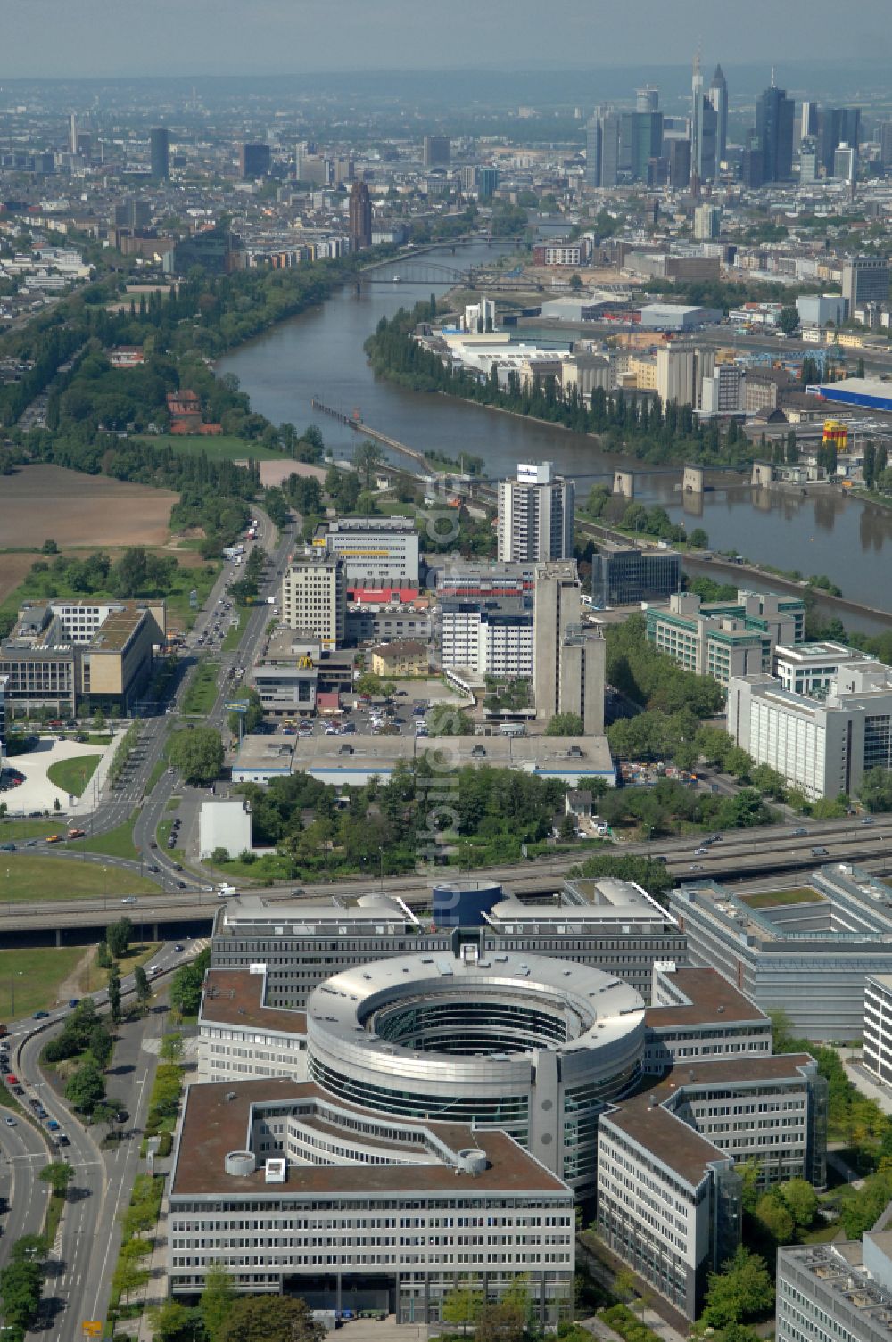 Offenbach am Main von oben - Bürogebaude des Geschaftshauses Omegahaus in Offenbach am Main im Bundesland Hessen, Deutschland