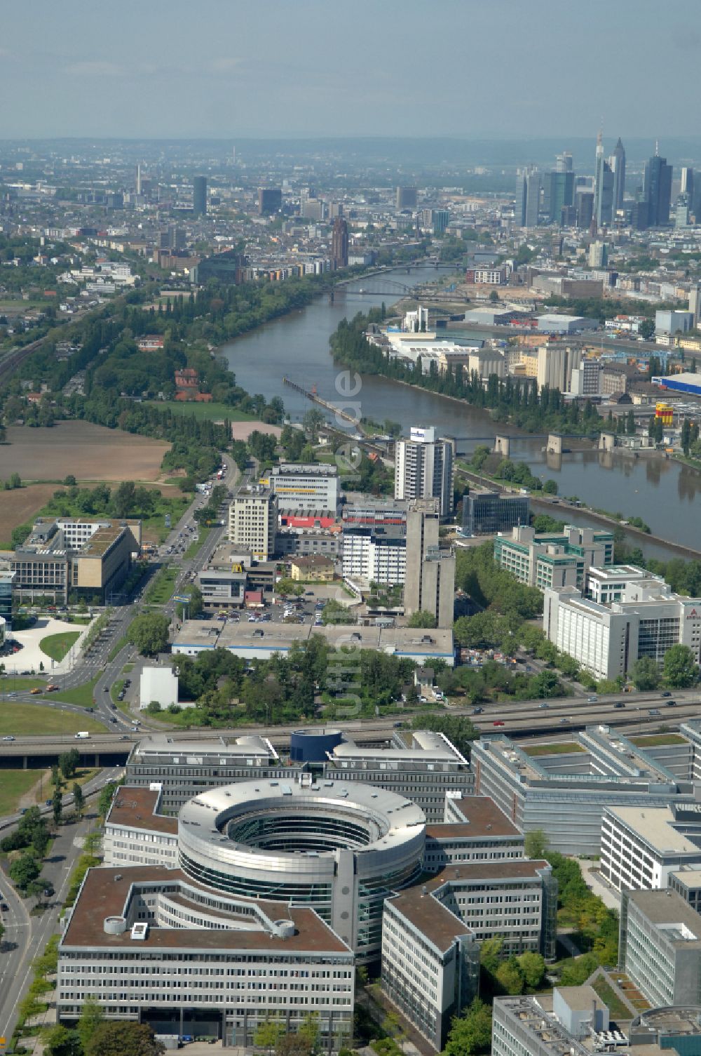 Offenbach am Main aus der Vogelperspektive: Bürogebaude des Geschaftshauses Omegahaus in Offenbach am Main im Bundesland Hessen, Deutschland