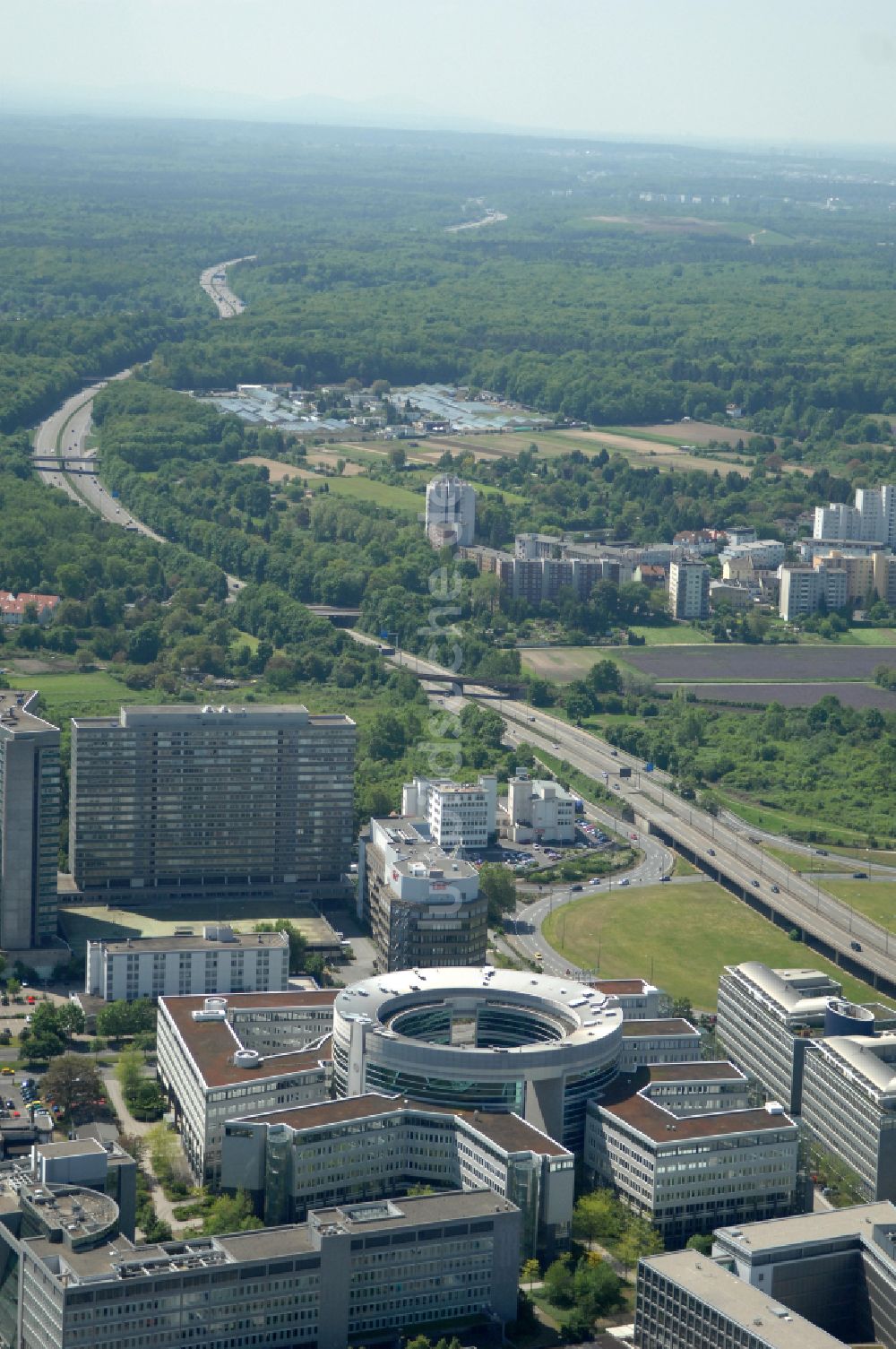 Offenbach am Main von oben - Bürogebaude des Geschaftshauses Omegahaus in Offenbach am Main im Bundesland Hessen, Deutschland