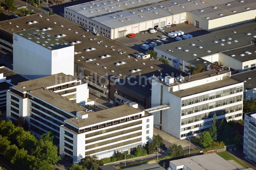 Luftaufnahme Berlin Zehlendorf - Bürogebäude mit Blick auf das Gelände der Biomet Deutschland GmbH im Stadtteil Zehlendorf in Berlin