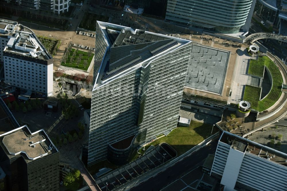 Luftbild Paris - Bürogebäude am Cours Michelet im Hochhaus- und Geschäfts- Viertel La Defense in Paris in Ile-de-France, Frankreich