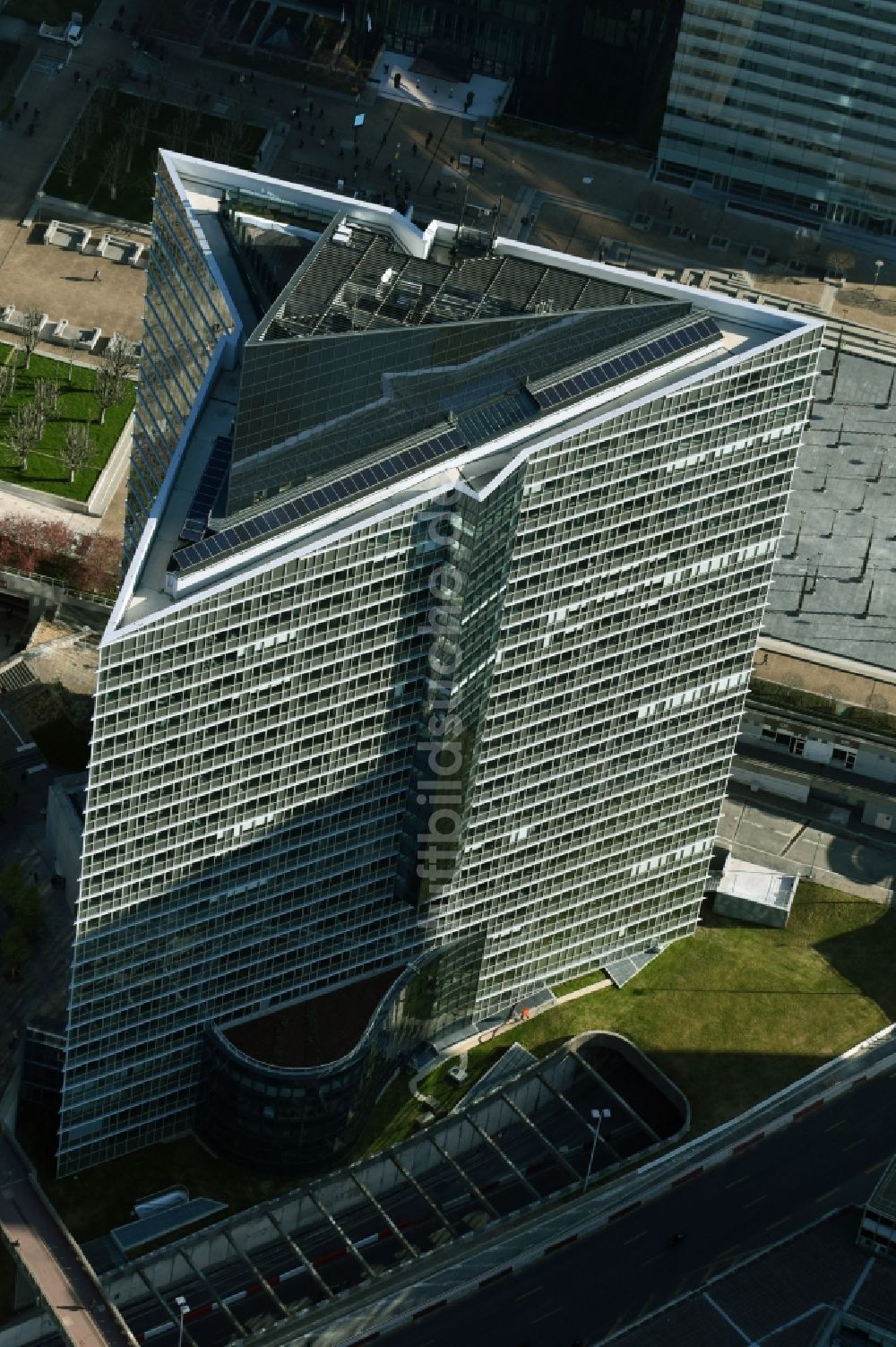 Luftaufnahme Paris - Bürogebäude am Cours Michelet im Hochhaus- und Geschäfts- Viertel La Defense in Paris in Ile-de-France, Frankreich