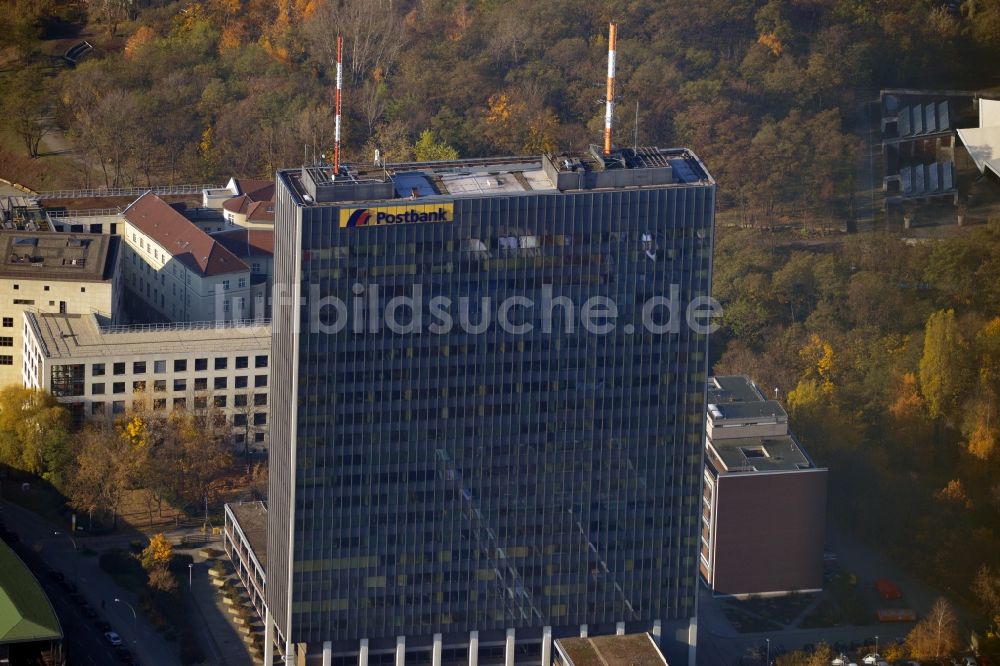 Luftbild Berlin OT Kreuzberg - Bürogebäude der Deutschen Postbank AG in Berlin im Ortsteil Kreuzberg