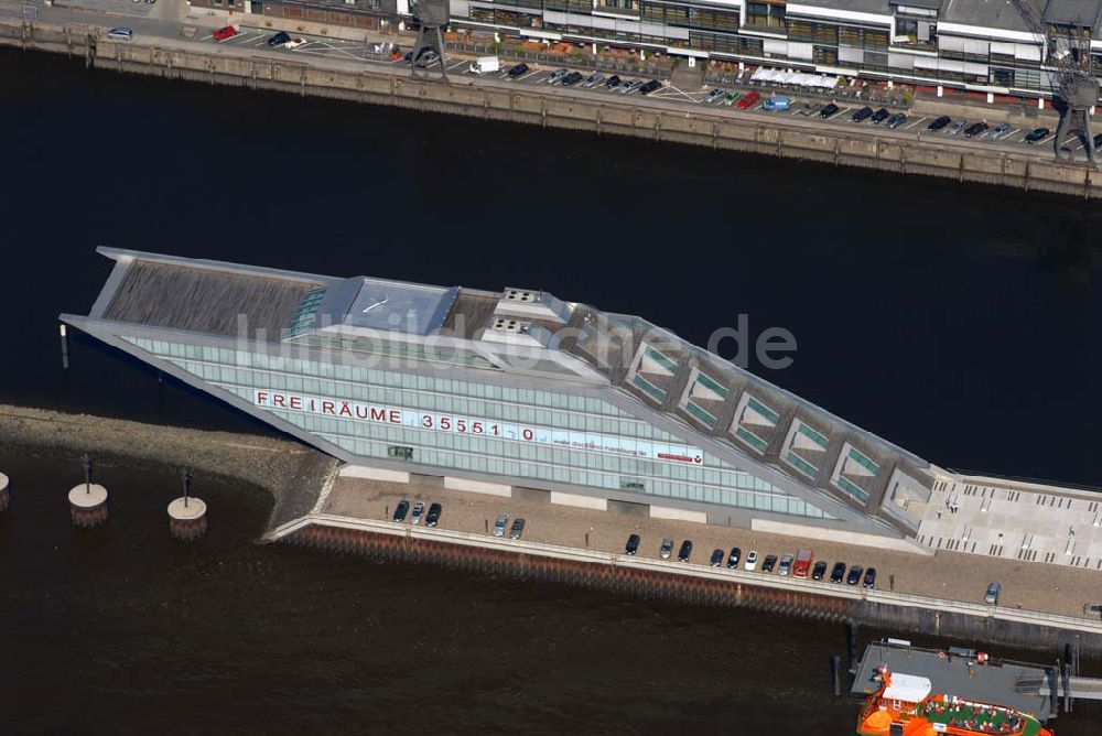 Hamburg von oben - Bürogebäude Dockland