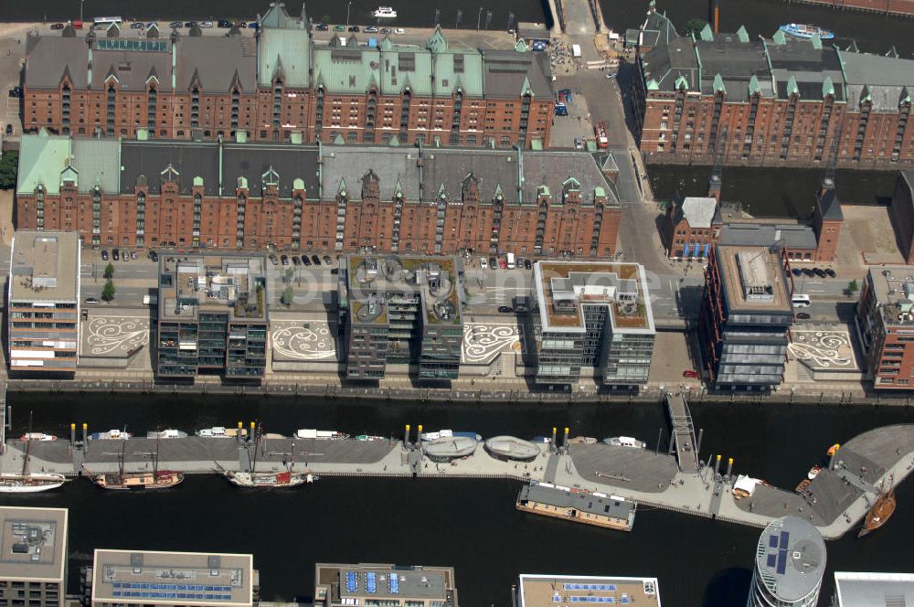 Hamburg von oben - Bürogebäude und Eigentumswohnungen Am Sandtorkai Hafencity Hamburg