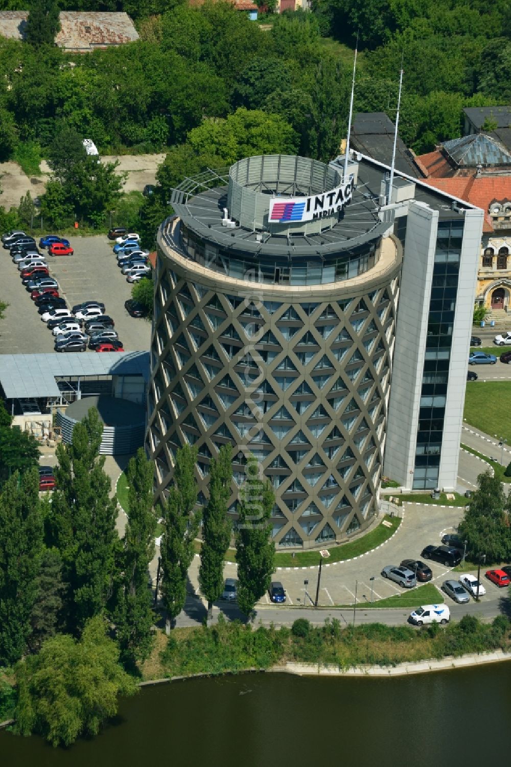 Bukarest von oben - Bürogebäude des Fernsehsenders der INTACT Media Group und der Seed Consultants Branding & Design an der Strada Garlei in Bukarest in Rumänien